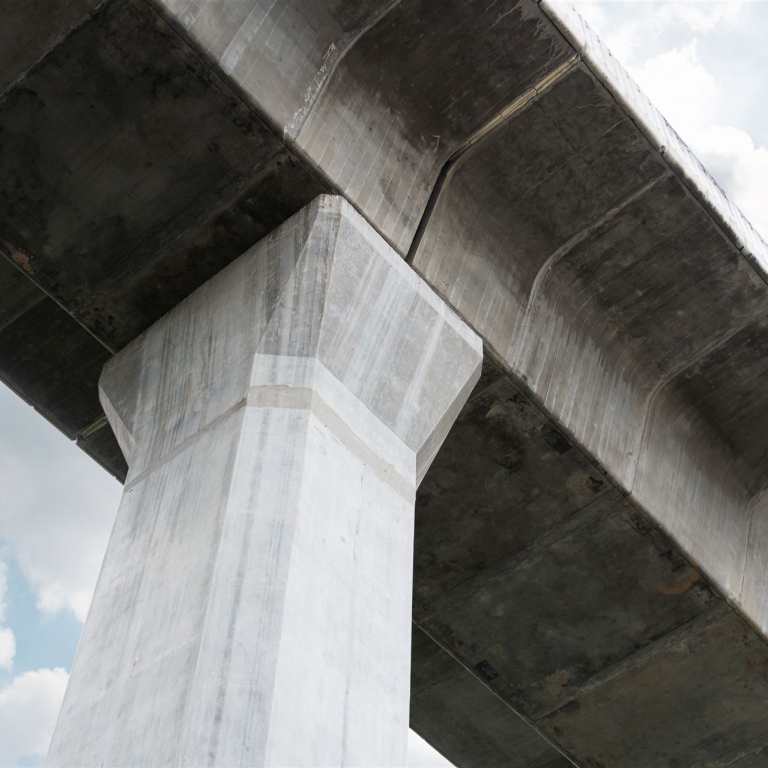 tragnder Brückenpfeiler mit Brücke von unten