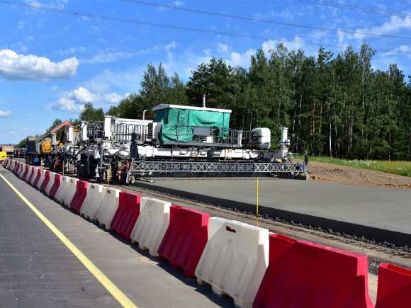 Betonfertigermaschine auf der Baustelle