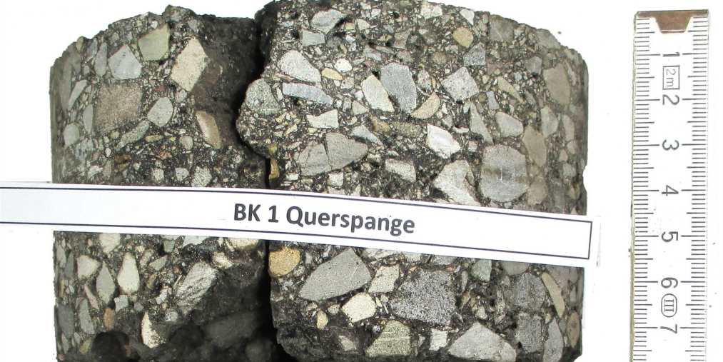 Asphaltbohrkern aus Schadbereich