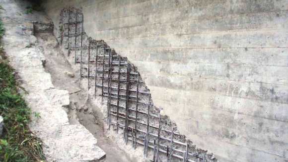 abgeplatzer Beton an Wand