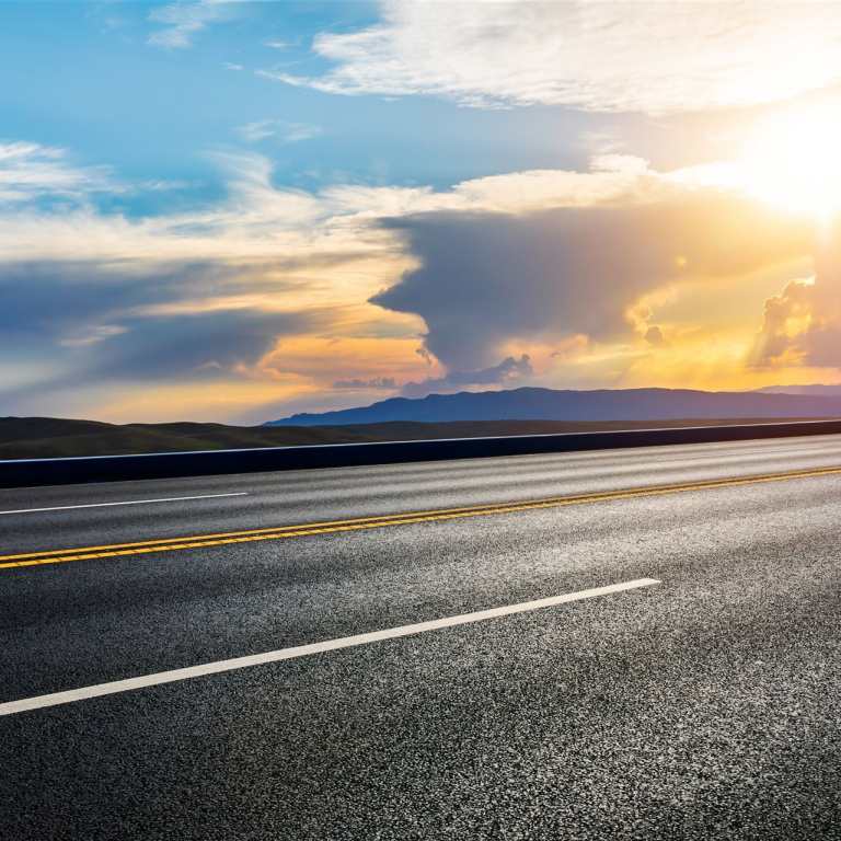 Highway vor bergiger Landschaft